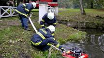 DVACET MINUT museli hasiči v rámci cvičení na zámku Kynžvart zajišťovat stálou dodávku vody.