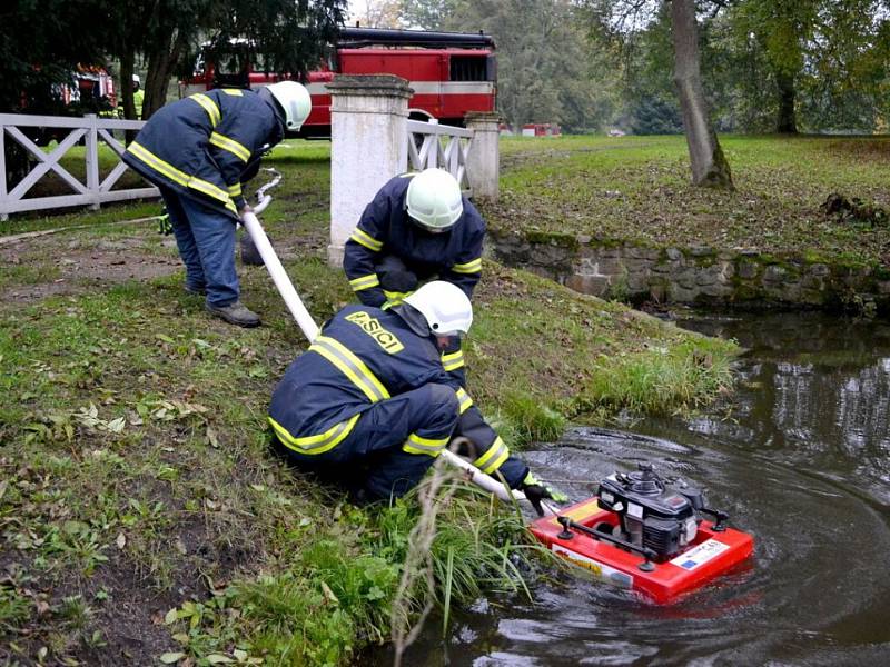 DVACET MINUT museli hasiči v rámci cvičení na zámku Kynžvart zajišťovat stálou dodávku vody.