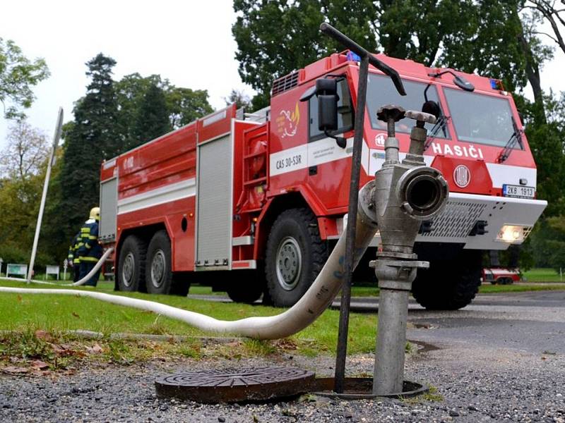 DVACET MINUT museli hasiči v rámci cvičení na zámku Kynžvart zajišťovat stálou dodávku vody.