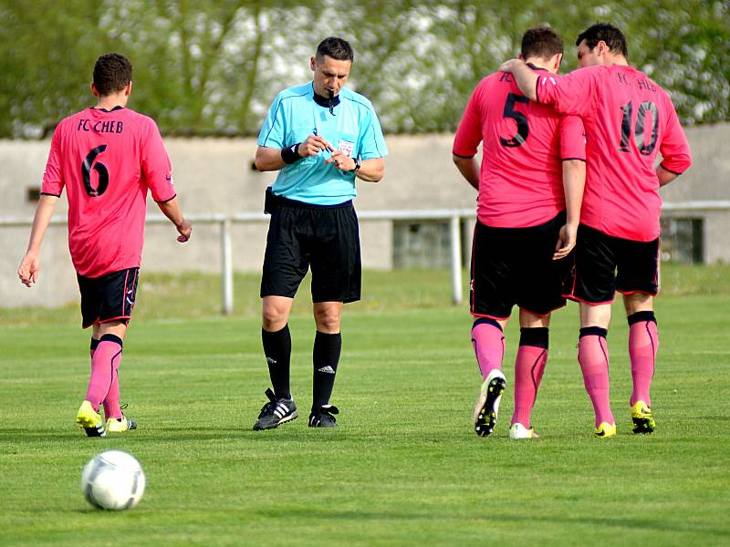 Celek FC Cheb (v růžovém) doma jasně přehrál mužstvo Lomnice 4:1.