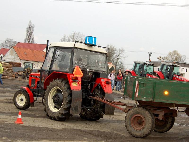 Závody v jízdě zručnosti s traktory v Chebu