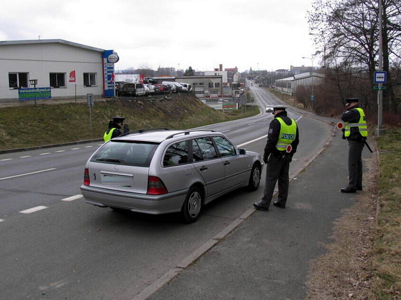 Do dopravně bezpečnostní akce ve čtvrtek 19. března se na Chebsku zapojili také policejní nováčci. Pod dohledem svých zkušených kolegů odhalili 26 přestupků