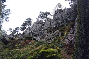 Goethova skalka se nachází v lese u Hazlova.