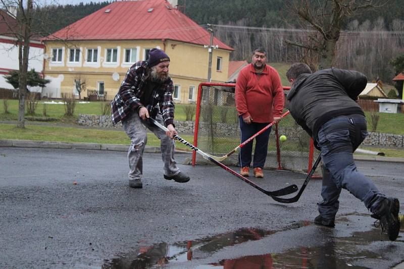 TRADICE. Oslavy příchodu nového roku se v Milíkově neobejdou bez srandamače v hokeji. 