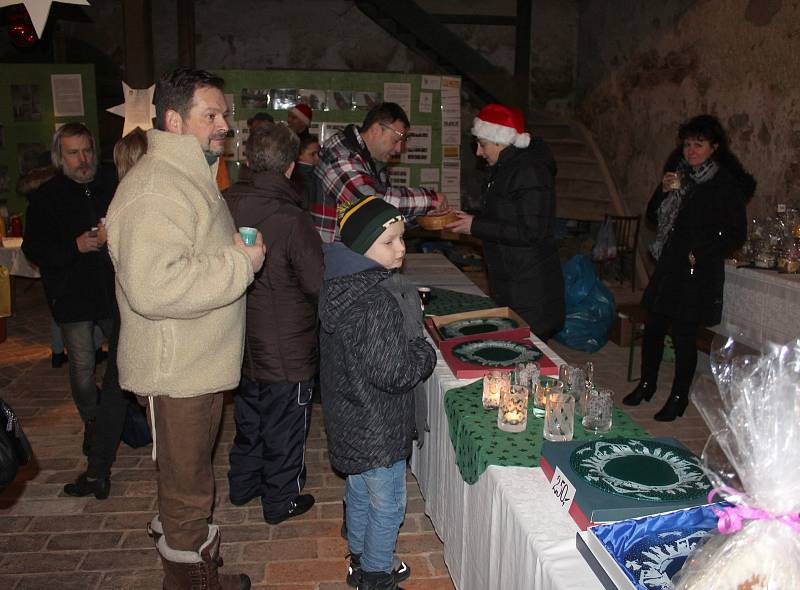 Vůně cukroví, svařáku, klobásek a dalších dobrot se o víkendu linula kostelem svatého Wolfganga v Poustce u Františkových Lázní.