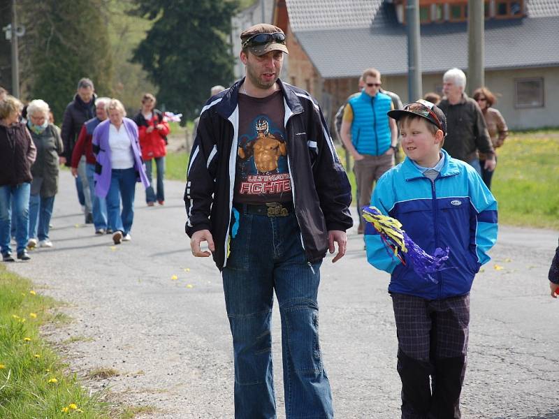 Budovatelské písně znějící z rozhlasu a v průvodu stovky lidí. Tak vypadal v pořadí již třetí ročník oslavy Prvního máje v Novém Kostele na Chebsku.