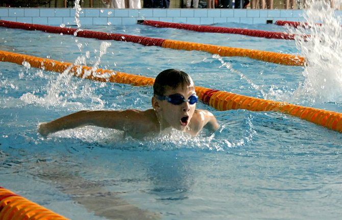 Chebský plavec Ondra Mareš z oddílu Žraloci si doplaval ve své kategorii v závodě na 100 metrů motýlek pro první místo.