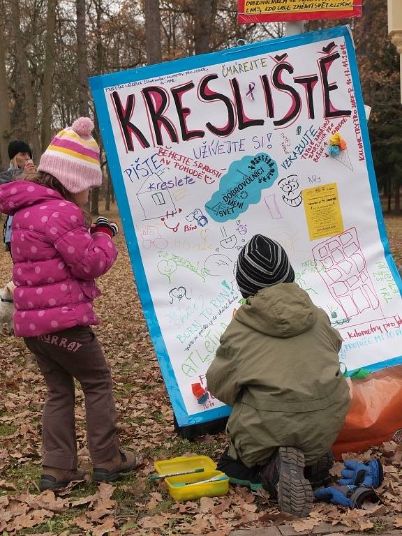 Běžecký happening pořádala Běžecká škola Miloše Škorpila ve spolupráci s Farní charitou Cheb. A ti, kteří se zúčastnili letošní 'Františkolázeňské 23hodinovky', pomáhali chebské organizaci Joker, stejně jako v minulém roce.