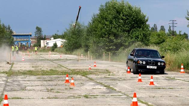 NA ÚČASTNÍKY CHEBSKÉHO AUTOMOBILOVÉHO orientačního závodu čeká mnoho doprovodných úkolů. Jedním z nich bude zdolání jízdy zručnosti. 