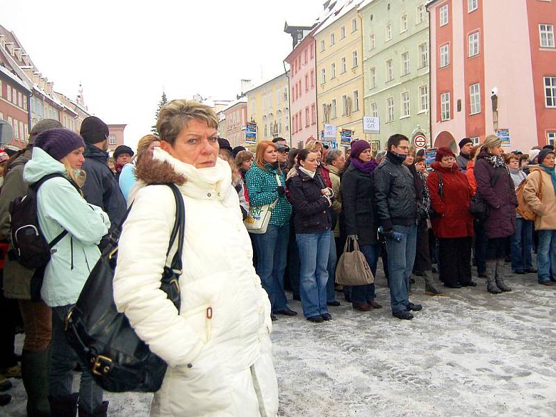 Necelou půlhodinu stávkovaly na  chebském náměstí Krále Jiřího z Poděbrad asi tři stovky státních zaměstnanců.