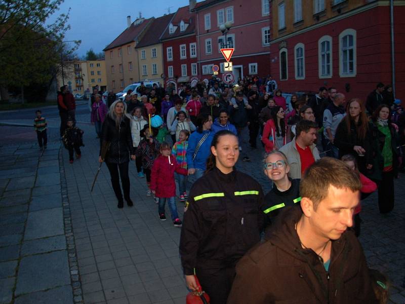 Tradiční lampionový průvod se o víkendu vydal z chebského náměstí do areálu Krajinky. Akci oživil také chebský Mládežnický dechový orchestr. 