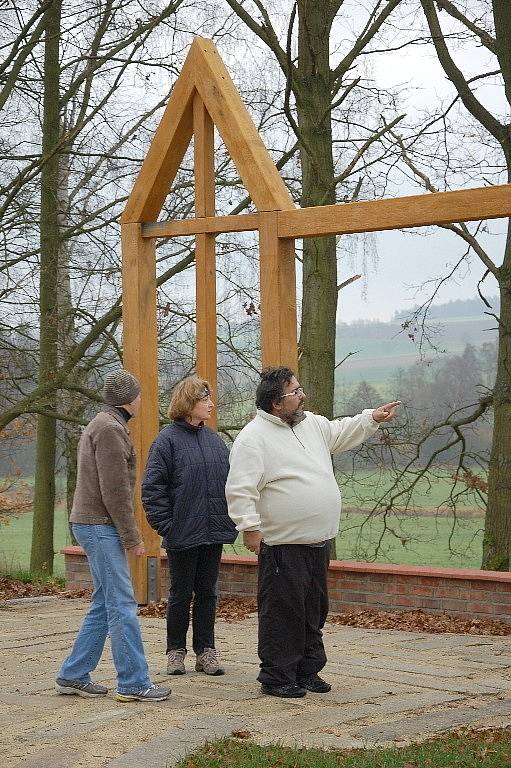 OBYVATELÉ nejen z Chebu, ale i okolních obcí se vydali k památníku Obětem železné opony ve Svatém Kříži.