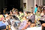 PŘI NOVOROČNÍM KONCERTU v chebském kostele svatého Mikuláše si lidé poslechli skladby v podání například chebského Mládežnického dechového orchestru. 