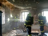K požáru chalupy v Salajně u Dolního Žandova vyjely čtyři jednotky profesionálních i dobrovolných hasičů.