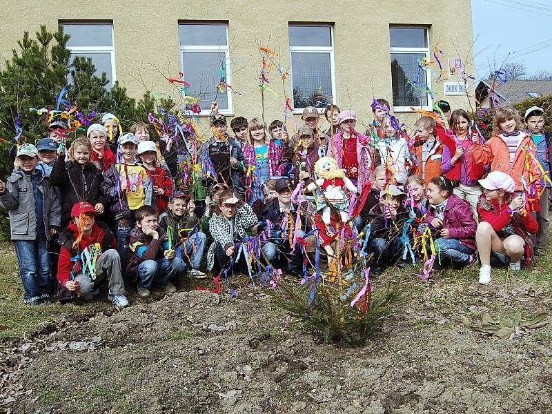 VÍCE než šest desítek dětí a rodičů se účastnilo již tradičního vynášení Morany v Drmoulu. 