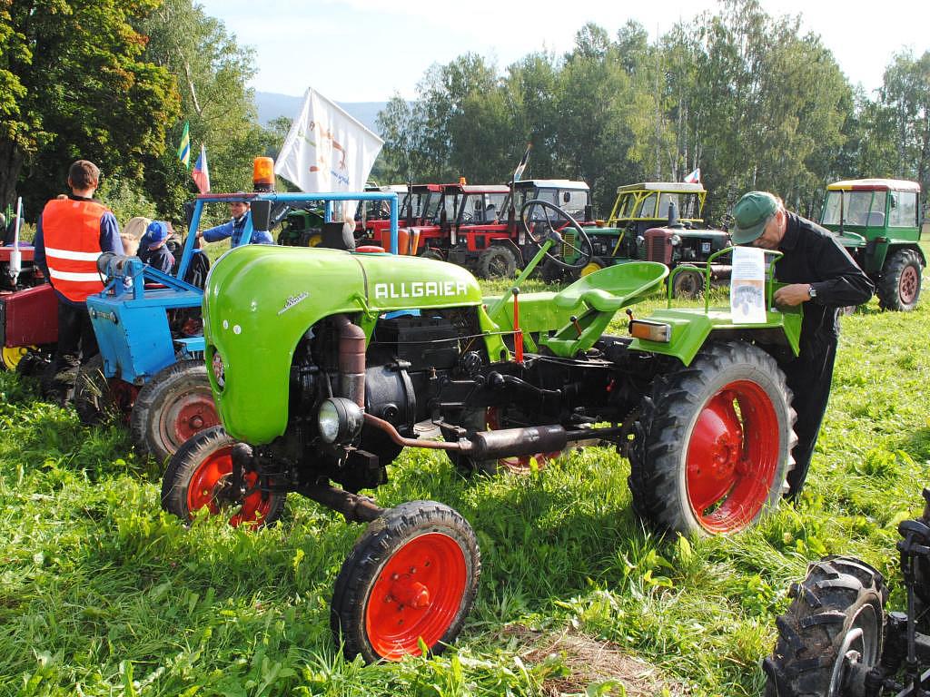 Původně chtěli muži zjistit, kdo z nich má nejrychlejší traktor - Chebský  deník