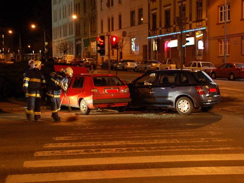 Noční dopravní nehoda, ke které došlo v sobotu 21. března večer v Chebu na křižovatce ulic Evropská a K Nemocnici