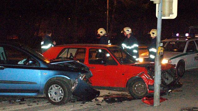 Noční dopravní nehoda, ke které došlo v sobotu 21. března večer v Chebu na křižovatce ulic Evropská a K Nemocnici