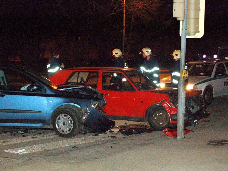 Noční dopravní nehoda, ke které došlo v sobotu 21. března večer v Chebu na křižovatce ulic Evropská a K Nemocnici