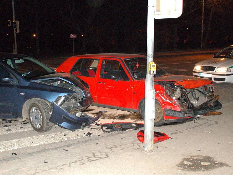 Noční dopravní nehoda, ke které došlo v sobotu 21. března večer v Chebu na křižovatce ulic Evropská a K Nemocnici