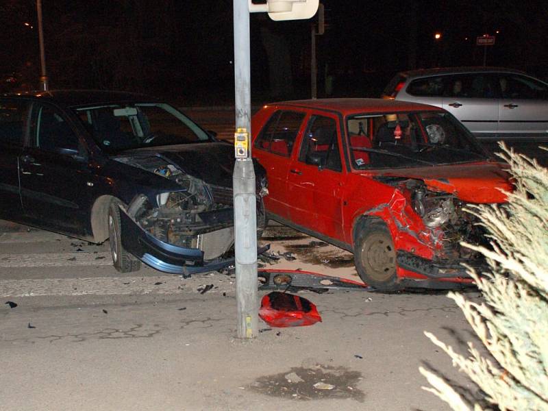 Noční dopravní nehoda, ke které došlo v sobotu 21. března večer v Chebu na křižovatce ulic Evropská a K Nemocnici