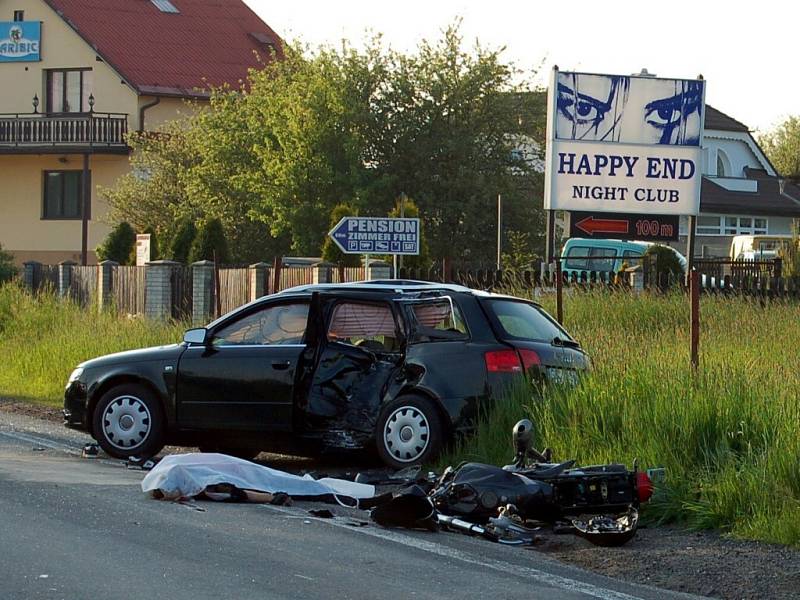 Tragicky skončil střet motocyklu a osobního auta. Také k němu došlo na silnici č. I/21 u Františkových Lázní