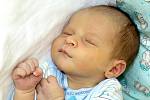 JAKUB DRANCZAK se narodil v chebské porodnici v pondělí 6. prosince v 15.50 hodin. Na svět přišel s váhou 4060 gramů a mírou 52 centimetrů. Doma v Libavském Údolí se těší z malého Kubíčka sestřička Petra, maminka Jana a tatínek Petr.