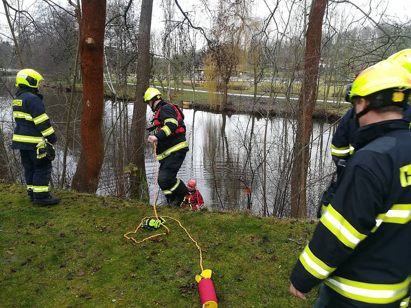 V řece Ohři nedaleko centra Chebu našli během Štědrého dne hasiči a policisté tělo utonulého muže.