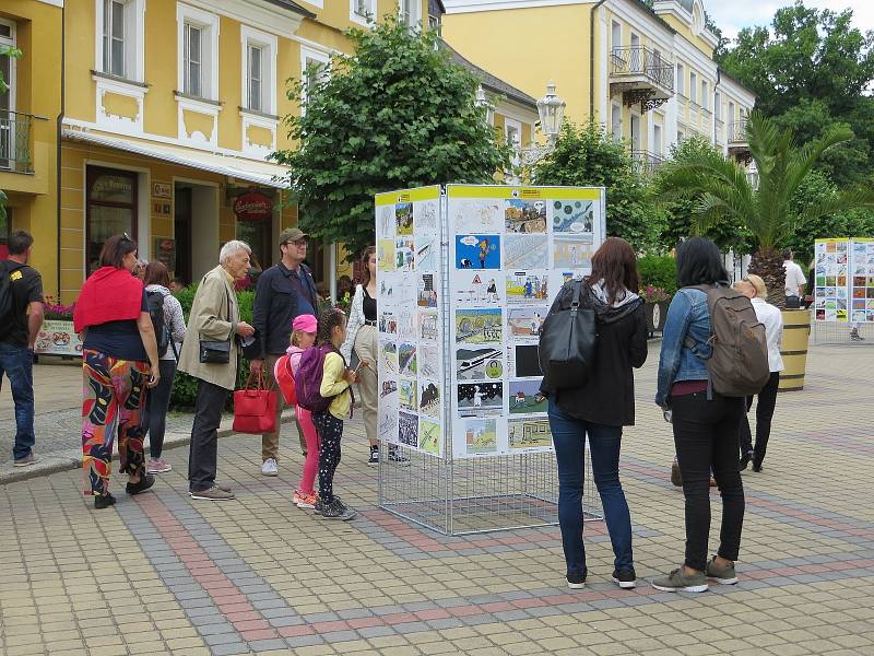 Přes osm stovek vtipů bylo týden vidět na Národní třídě ve Františkových Lázních. Konal se tu totiž pátý ročník Mezinárodního festivalu kresleného humoru.