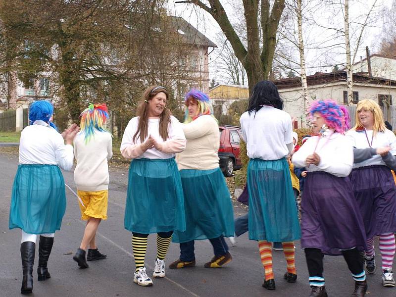 NA SLAVNOSTNÍ OTEVŘENÍ opravené lubské Revoluční ulice se přišli podívat obyvatelé i děti z místní školy. Pro veřejnost zatančili Vesnický mažoretky z Nového Kostela.   