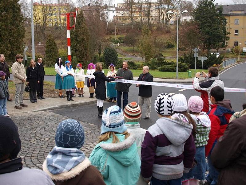 NA SLAVNOSTNÍ OTEVŘENÍ opravené lubské Revoluční ulice se přišli podívat obyvatelé i děti z místní školy. Pro veřejnost zatančili Vesnický mažoretky z Nového Kostela.   