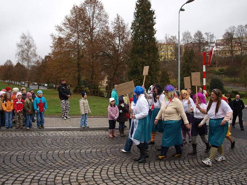 NA SLAVNOSTNÍ OTEVŘENÍ opravené lubské Revoluční ulice se přišli podívat obyvatelé i děti z místní školy. Pro veřejnost zatančili Vesnický mažoretky z Nového Kostela.   