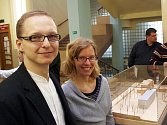 DISKUTOVANÁ PŘÍSTAVBA  mariánskolázeňské nemocnice. Také autoři projektu, Petr Hájek a Helena Línová (oba na snímku), se zúčastnili odhalení modelu přístavby. 