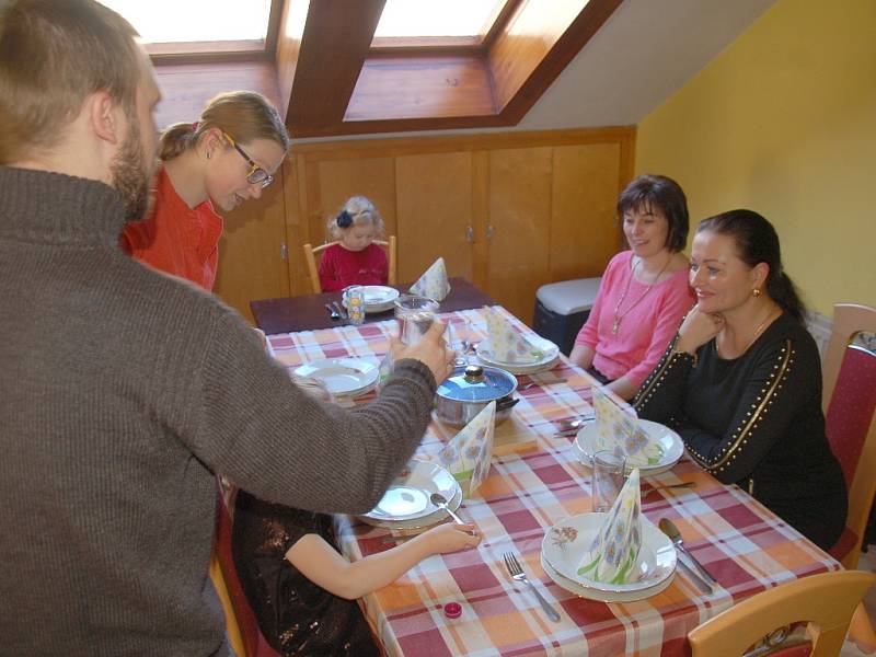 Další ročník úspěšného projektu Rodina Odvedle se uskutečnil v chebských rodinách.