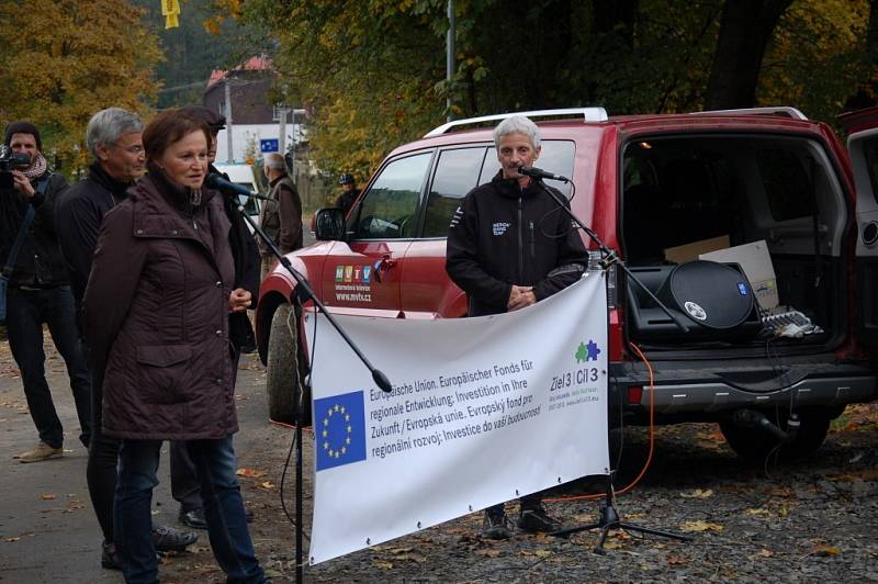 CYKLISTÉ, kteří přišli slavnostně otevřít novou cyklostezku z Doubravy u Aše do Saska, měli možnost ji ihned vyzkoušet. 