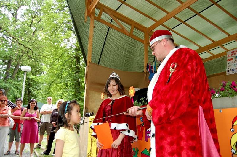 Ve františkolázeňském přírodním divadle si děti z chebských mateřinek užívaly pasování na školáky.