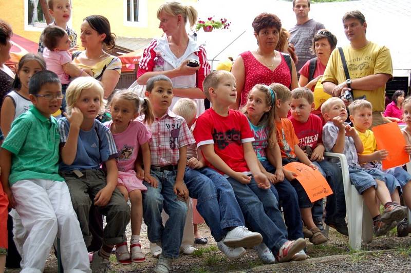 Ve františkolázeňském přírodním divadle si děti z chebských mateřinek užívaly pasování na školáky.