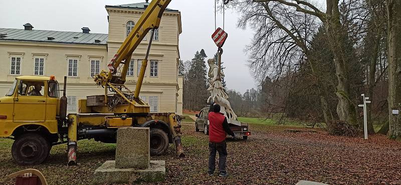 Litinová plastika už zamířila do ateliéru Jindřicha Kovaříka.