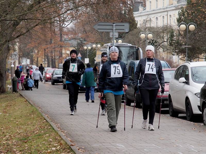 Běžecký happening pořádala Běžecká škola Miloše Škorpila ve spolupráci s Farní charitou Cheb. A ti, kteří se zúčastnili letošní 'Františkolázeňské 23hodinovky', pomáhali chebské organizaci Joker, stejně jako v minulém roce.