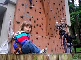 V Domě dětí a mládeže Sova Cheb se uskutečnil pokus o překonání rekordu v lezení po umělé horolezecké stěně.