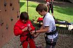 V Domě dětí a mládeže Sova Cheb se uskutečnil pokus o překonání rekordu v lezení po umělé horolezecké stěně.