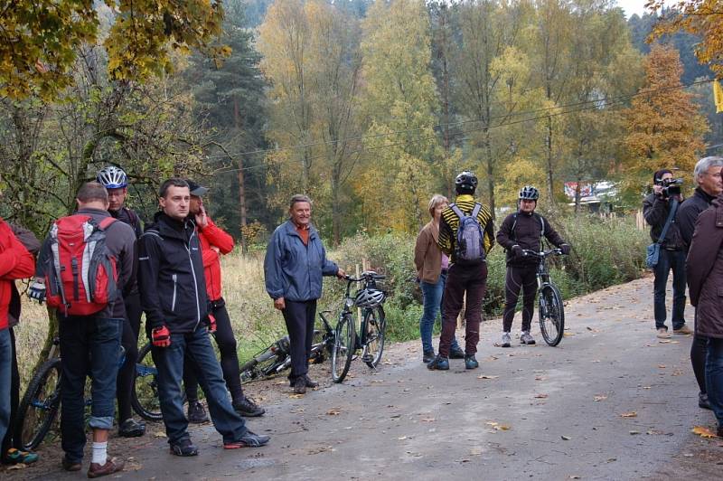 CYKLISTÉ, kteří přišli slavnostně otevřít novou cyklostezku z Doubravy u Aše do Saska, měli možnost ji ihned vyzkoušet. 