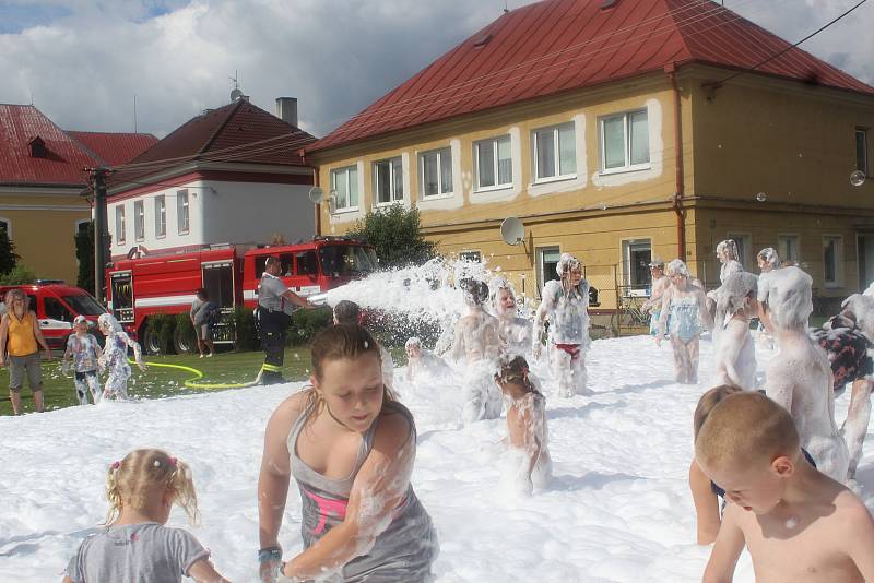 DĚTSKÝ DEN si v Milíkově užili všichni, kteří mají rádi soutěžení, divadlo i pěnu.