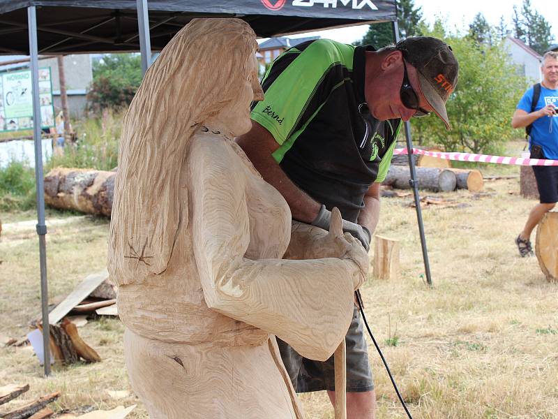 Česko – saský řezbářský a řemeslný plenér 2018 na Božím Daru a Anenská pouť přilákaly davy.