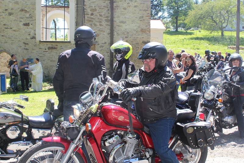 JARNÍ BLOUDĚNÍ S DUCHY. U příležitosti zahájení motorkářské sezony ve Vysoké silným strojům požehnal farář.