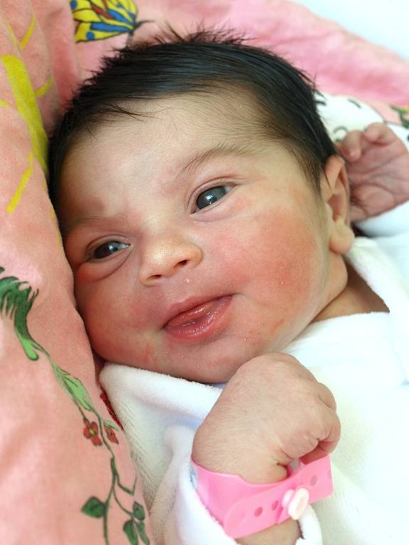 SABINA LOLITA DUNKOVÁ se narodila v sobotu 11. srpna ve 21.25 hodin. Při narození vážila 3 020 gramů a měřila 48 centimetrů. Doma v Chebu se z malé Sabinky těší maminka Sabina a tatínek Marek.