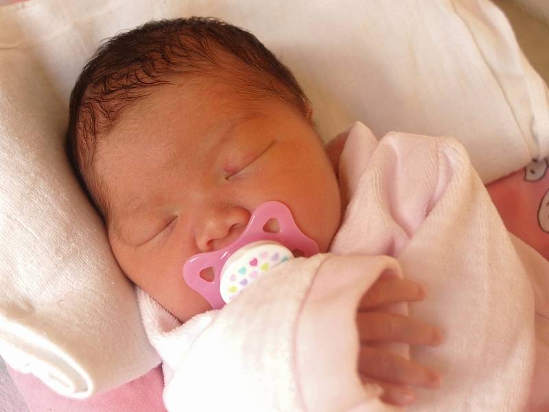 THUY LINH NGUYEN se narodila v sobotu 3. ledna v 9.16 hodin. Při narození vážila 2 950 gramů a měřila 47 centimetrů. Doma v Chebu se z malé dcerušky těší maminka Thuy a tatínek Long.