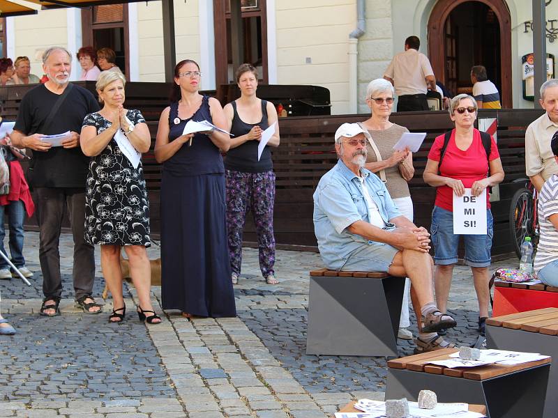 Na chebském náměstí Krále Jiřího z Poděbrad protestovala proti Andreji Babišovi zhruba stovka demonstrujících.