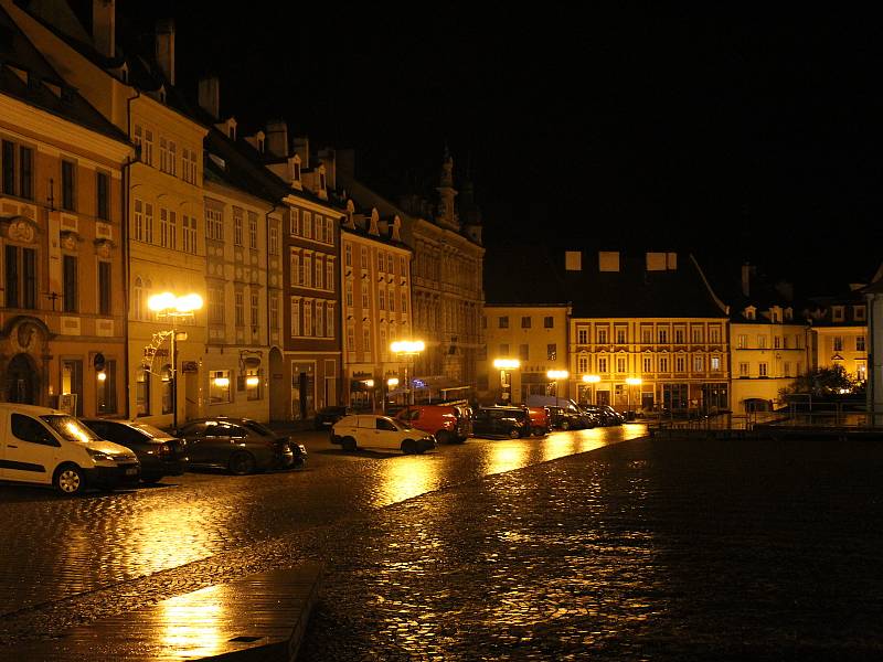 Po 21. hodině bylo centrum Chebu naprosto vylidněné.