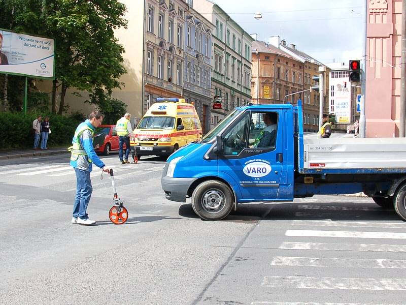 POLICISTÉ ZJIŠŤOVALI, jak se stala nehoda na křižovatce chebských ulic Valdštejnova a Evropská vloni v červenci.